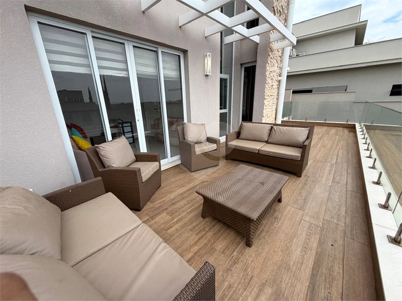 Casa de alto padrão em condomínio exclusivo com 4 suítes