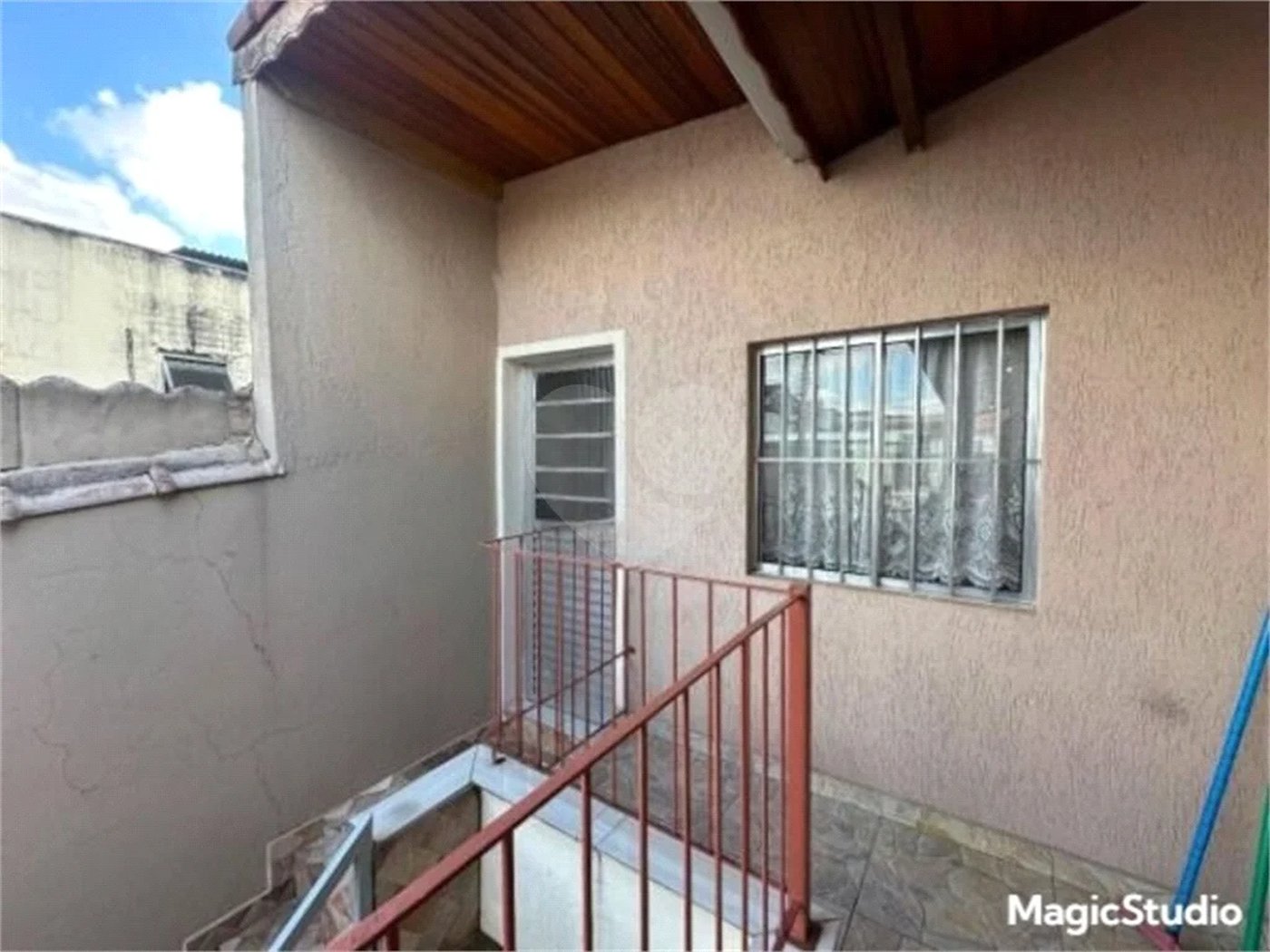 Casa com 200m² , 5 dormitórios , sendo 1 suíte , 3 vagas de garagem , à venda em Guarulhos.
