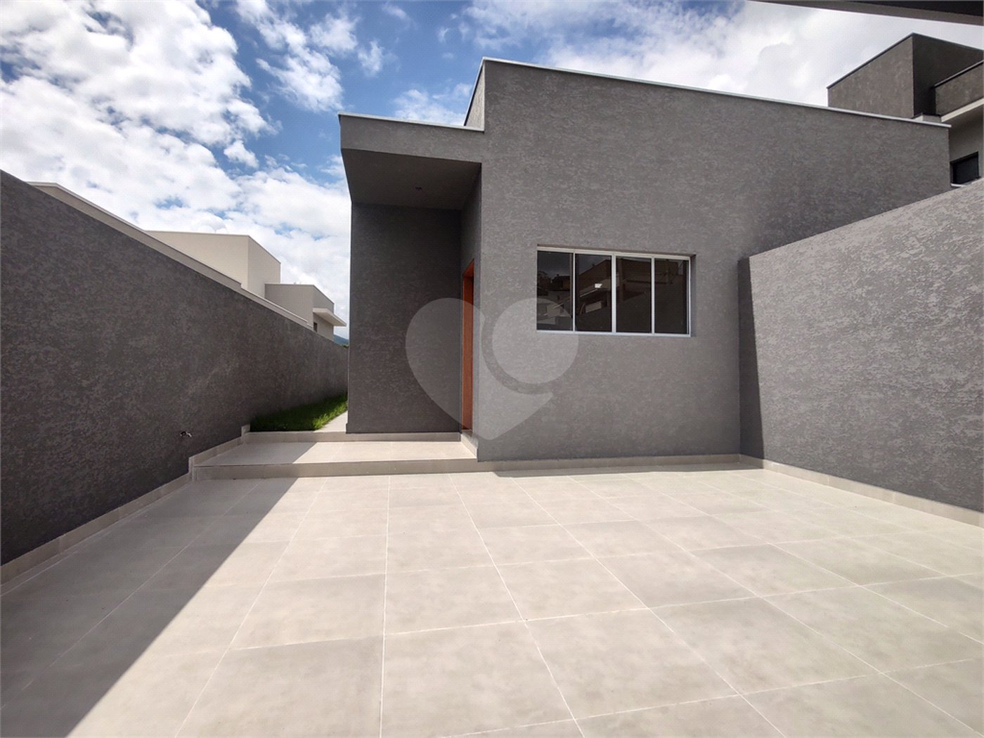 Casa térrea em Atibaia com 3 suítes, sala 2 ambientes, 2 vagas garagem, excelente localização, pronta para morar