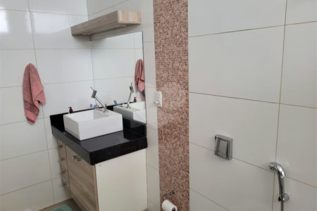 Casa térrea com 2 dormitórios, sendo 1 suíte.