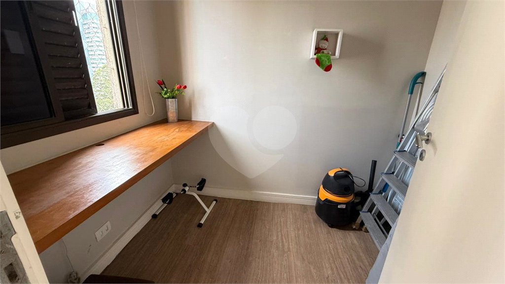 Apartamento de 130 m² com três dormitórios, sendo uma suíte, com armários embutidos, dependências de empregado e lavabo