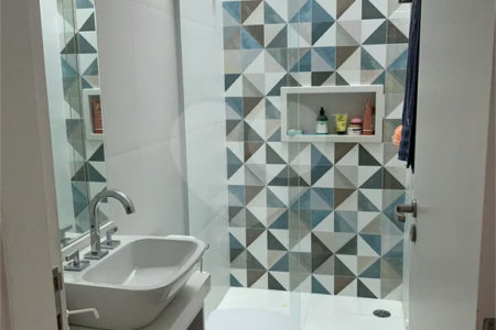 Sobrado com 3 quartos e garagem para 5 veículos.
