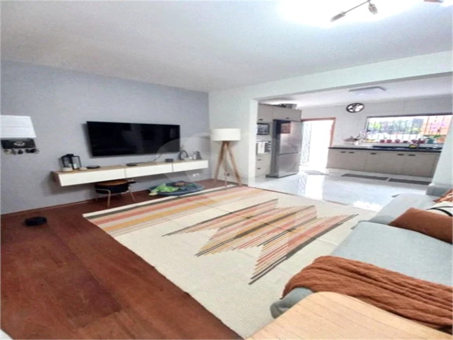 Casa de 85m2 com 3 dormitórios e 2 vagas de garagem localizado no Bosque da Saúde
