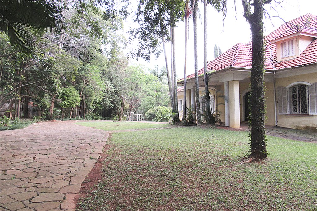 Casa à venda com 4 quartos, sendo 2 suítes,  no condomínio Chácara Flora, São Paulo - SP
