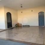 Casa térrea com 3 dormitórios, sendo 1 suíte .