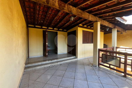 Casa à Venda na Rua Principal do Parque Fehr com Aquecedor Solar