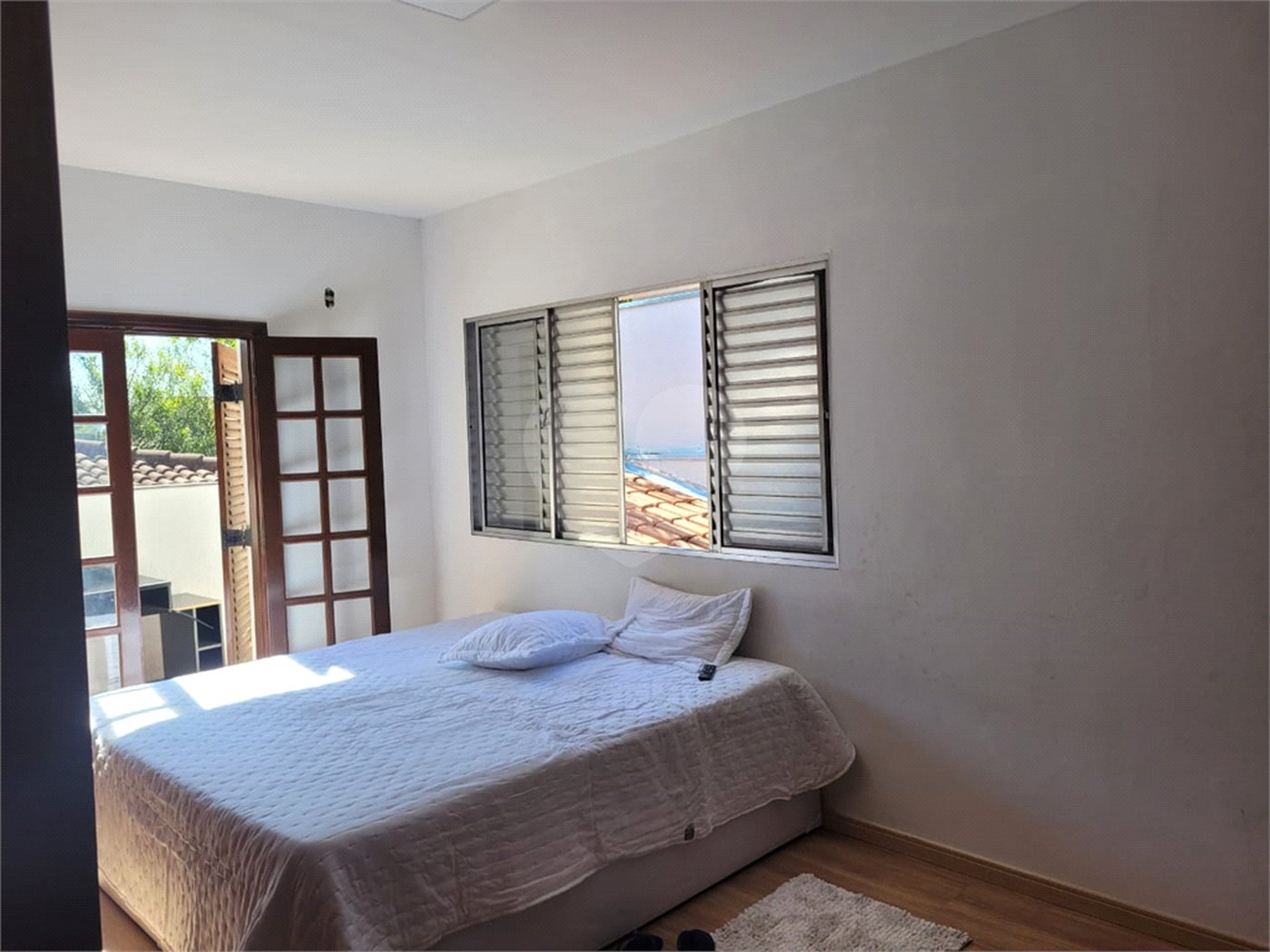 Sobrado com 14 metros de frente , na Região do Jardim Guapira , próximo ao Clube Guapira com 5 dormitórios, sendo 3 suíte com armários embutidos ,banheiro social, Sala para 2 ambientes, escritório com banheiro .cozinha ampla com armários, área de serviço ,dispensa, quintal com banheiro externo c