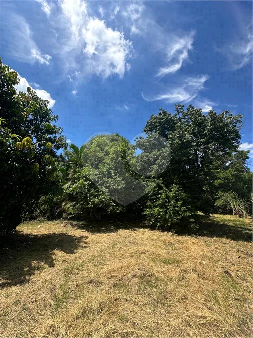 Excelente oportunidade no condomínio Vale das Laranjeiras, em Indaiatuba/SP. - R$ 1.850.000,00 - Terreno de 3.000 m²), com frente de 50 metros, proporcionando diversas possibilidades de projeto. O lote possui ótima localização dentro do condomínio, rodeado de natureza e com fácil acesso