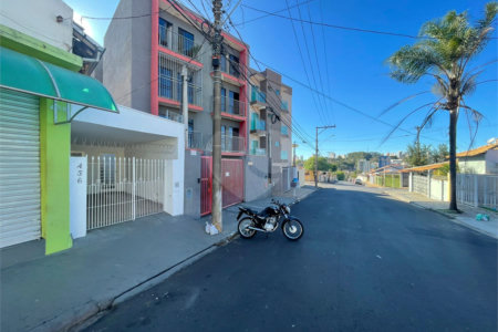 Casa térrea e salão comercial a venda no Jardim Bandeirantes.