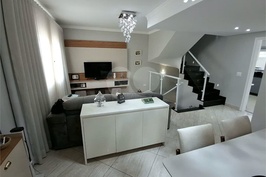 Casa à venda com 3 quartos, sendo 1 suíte, no condomínio Vila Arnoni, São Paulo - SP