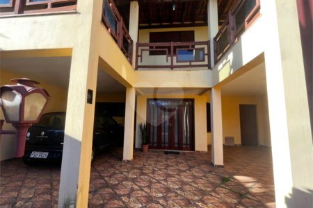Casa à Venda na Rua Principal do Parque Fehr com Aquecedor Solar