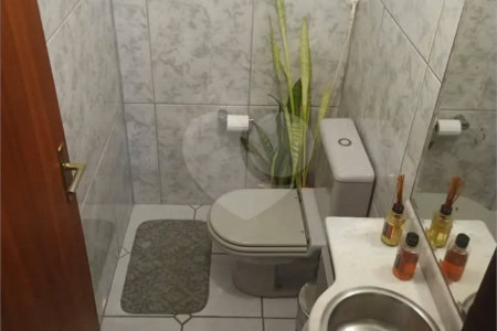 Sobrado de 242 m² com 3 Suítes e 4 Vagas de Garagem no Ipiranga