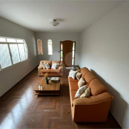Casa térrea para venda no bairro Vila Xavier em Araraquara/SP.