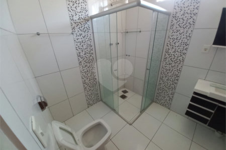 Casa térrea com 3 dormitórios, sendo 1 suíte.