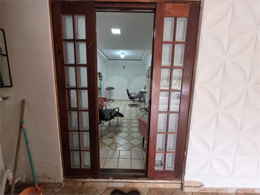 Casa térrea à venda no Douradinho com 2 quartos e edícula com mais dois quartos e 2 banheiros.