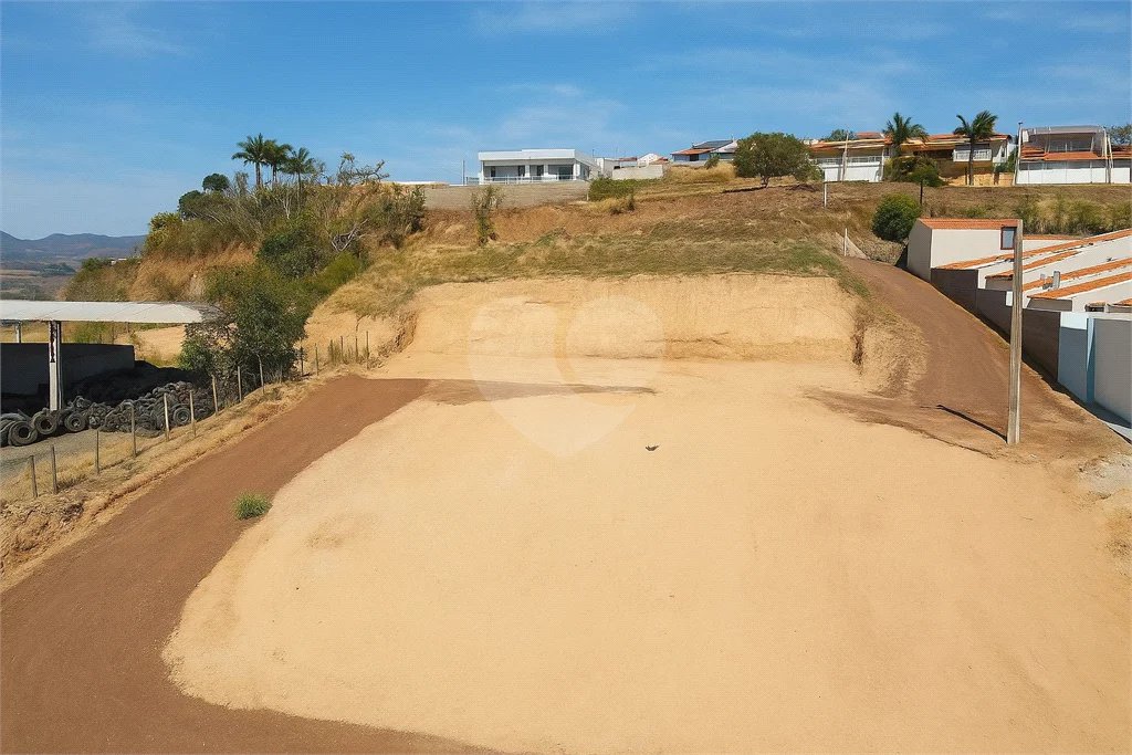 Terreno Amplo com 6.265m² e Acesso por Dois Níveis – Ótima Localização!