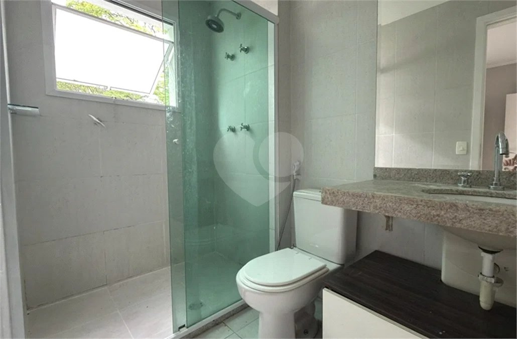 Apartamento de 155 m² com 4 dormitórios, varanda e 2 vagas de garagem. Condomínio com piscinas adulto, infantil e aquecida, lazer e portaria 24 horas.