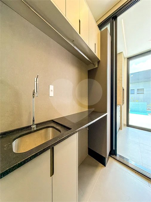 Casa Térrea Evidências - Indaiatuba/SP - R$ 1.950.000,00 - Área Total 307,33 m² - Área Construída 201,90 m² - TÉRREA - 03 suítes sendo a master com closet; Escritório; Lavabo; Cozinha com cooktop, forno, micro-ondas e coifa; Móveis planejados na hall de entrada, sala, escritório, cozinha, gourmet, s