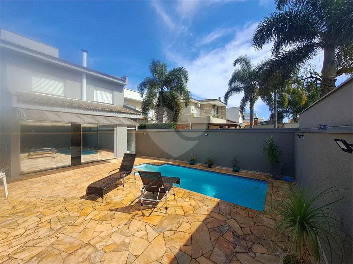 Linda Casa 3 dormitórios com piscina - R$ 950.000,00