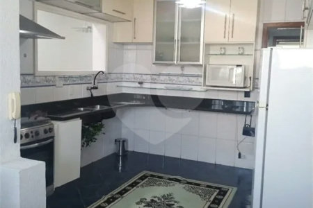Sobrado de 242 m² com 3 Suítes e 4 Vagas de Garagem no Ipiranga