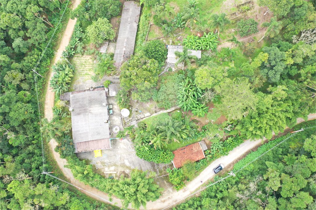 Tapiraí Sp - Sítio Santa Clara - Area de 12,1 ha - composto por casa principal, galpões poço artesiano, ótima área para plantios. Fica localizado a aproximadam. 1 quilômetro da prefeitura. Area preservação permanente- 4,6 ha - Area aproveitável - 4,6 ha - area utilizada rural - 2,5 ha -R$ 750.000,00