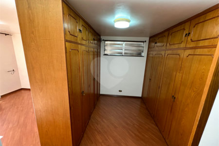 Casa à Venda no Bosque da Saúde com 271m², 3 Dormitórios, 1 Suíte e 4 Vagas