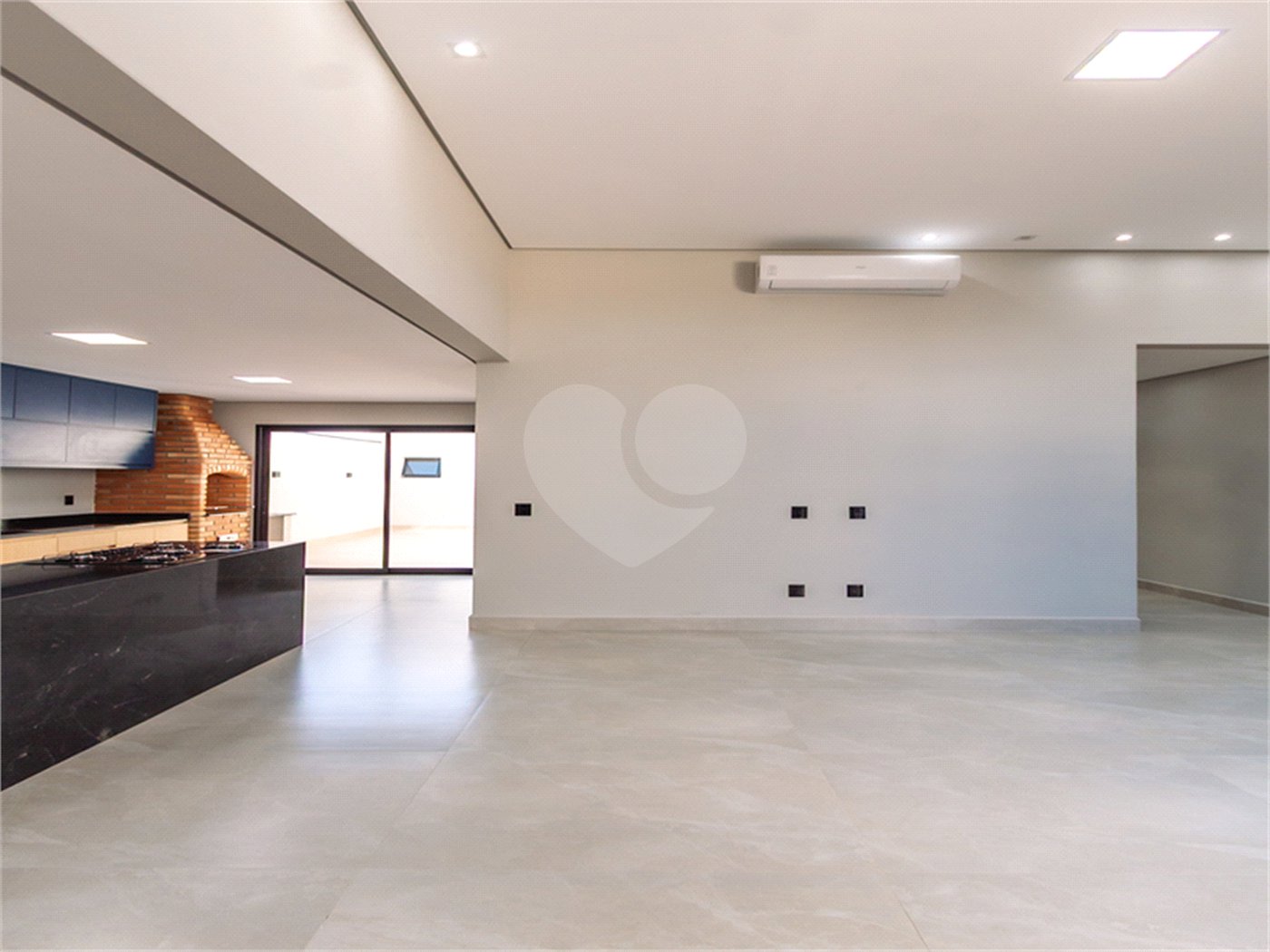 Indaiatuba- Jardim Bom Sucesso - Venda: R$ 765.000,00 - Área total: 150m² Área construída: 115m² - 3 dormitórios sendo 1 suíte com armário planejado; Cozinha integrada; Sala para dois ambientes; Banheiros com box gabinetes e espelhos; Área gourmet com churrasqueira a carvão e móveis planejados;
