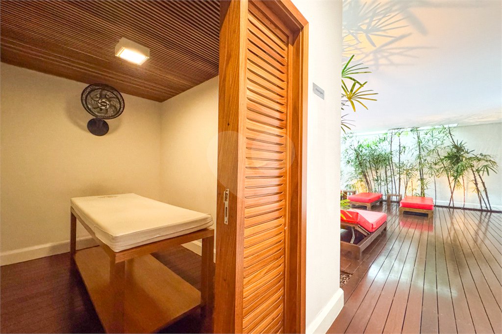 Apartamento de Alto Padrão no Campo Belo para venda com porteira fechada, com 4 dormitórios suítes e 4 vagas com lazer de club.