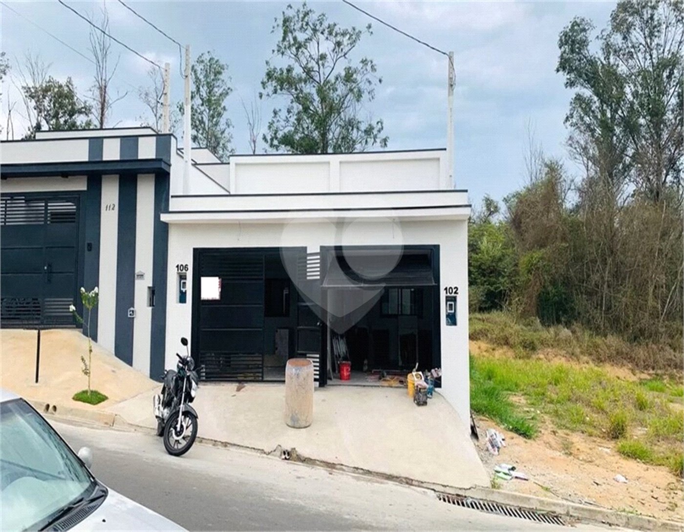 Casa térrea a venda no Jd Sabias! 2 dormitórios sendo 1 suíte com 1 vaga de garagem - Forro de drywall - Água fria e quente - Porcelanato 80x80 na casa toda - Esquadrias pretas - Marmoraria toda em pedra preto negresco - Portão automático -Jardim dos Sabiás tem rápido acesso para rodovia