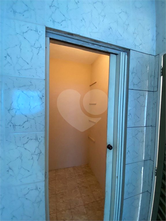 Casa Térrea com 3 dormitórios, sendo 2 suítes.