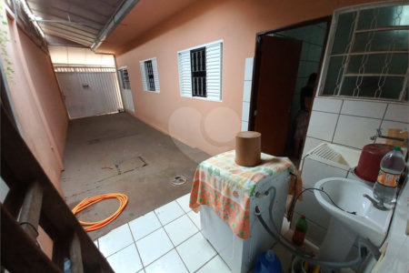 Sobrado à venda com excelente distribuição de espaços