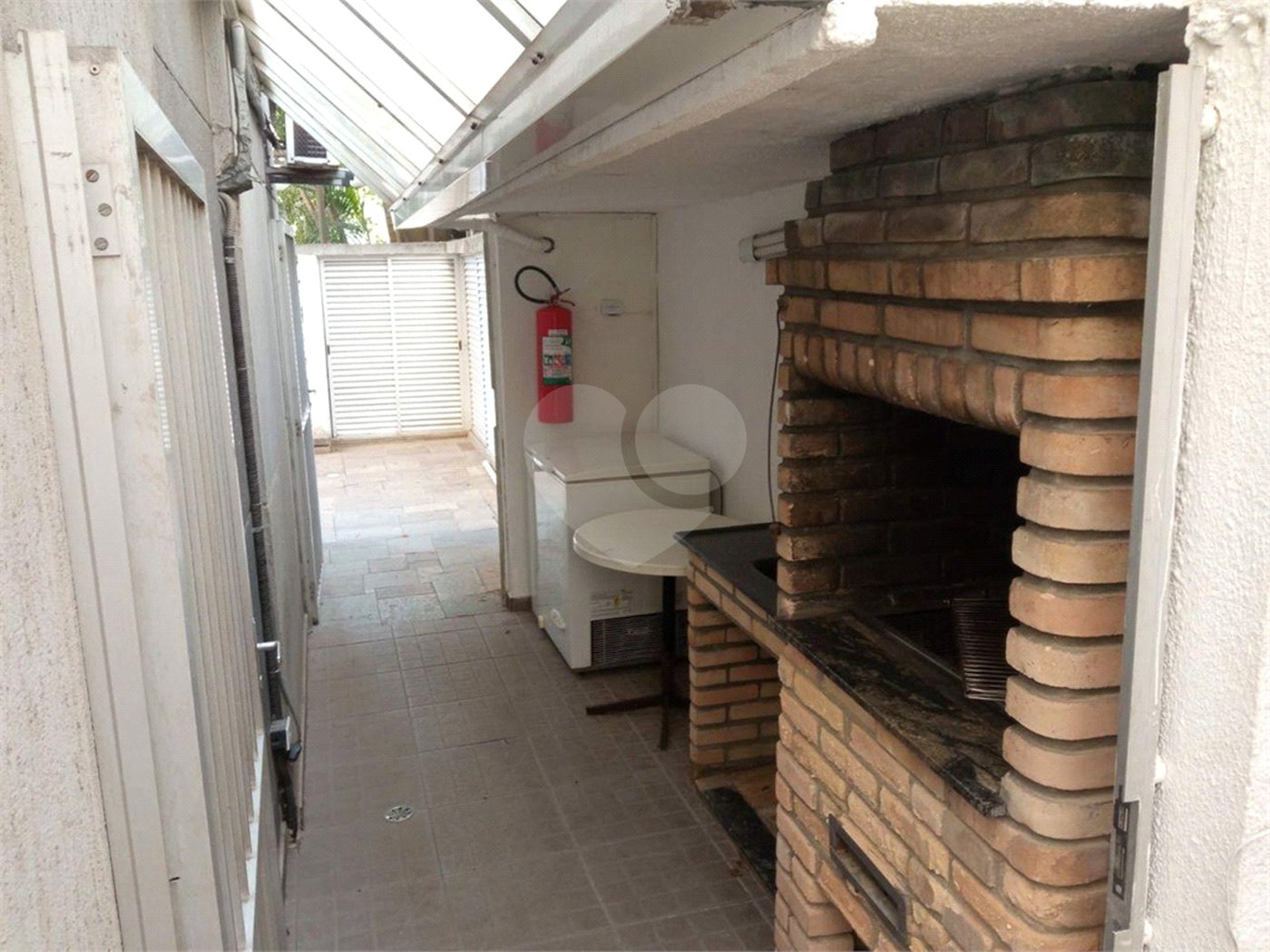 Lindo apartamento, muito bem conservado, com bom espaço interno.
