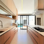 Casa térrea com 3 suítes no Condomínio Residencial Viena em Indaiatuba-SP - Acabamento de alto padrão - R$ 1.690.000,00 - AT 250 m² - AC 158 m² - 3 suítes,, sendo 1 suíte master com closet - Sala para dois ambientes (estar e jantar) - Cozinha planejada com ilha cooktop, forno elétrico e micro-ondas,