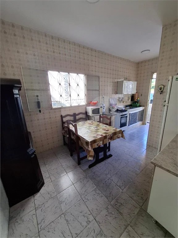 Ó TIMO CASA COM 3 QUARTOS E TERRAÇO EM CONTOMINIO FECHADO