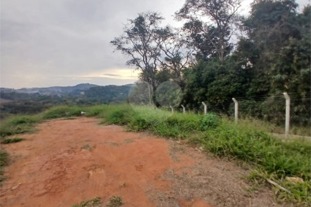 Lote com 561,86 m² à Venda em Condomínio Fechado