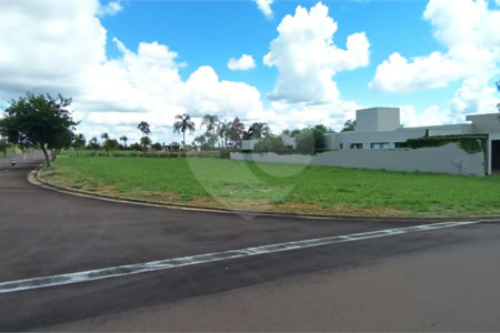 Terreno no Condomínio Damha Golf.