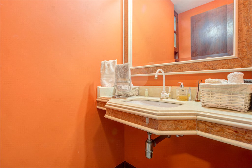Casa à venda com 3 suítes no condomínio Canumá, São Paulo - SP