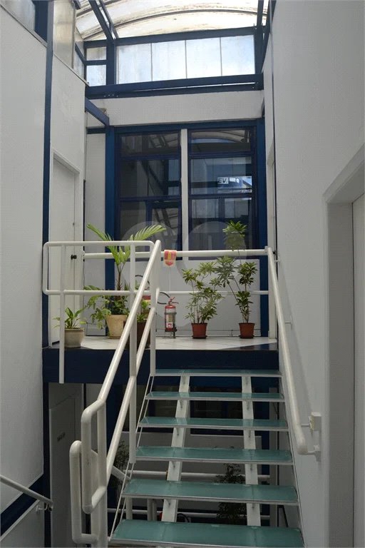 Edifício de 4 pavimentos à venda no Condomínio Centro Comercial Alphaville