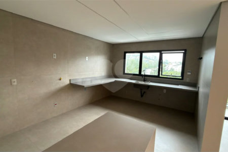 Sobrado de alto padrão no Swiss Park, totalmente reformado, com 4 suítes, piscina, elevador, espaço gourmet, 4 vagas e condomínio com lazer completo.
