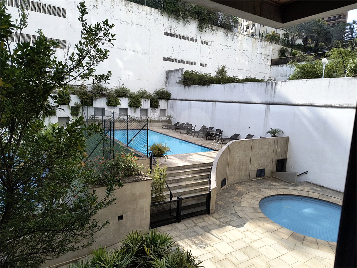 Este amplo apartamento de 290 m², completamente reformado, reúne sofisticação,
