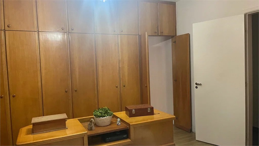 Procurando tranquilidade sem abrir mão da praticidade? Esta casa na Rua Diogo Ortiz oferece o equilíbrio perfeito.