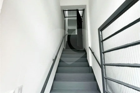 Galpão com 250m² , 4 vagas , para locação em Itaquera.