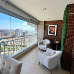 Apartamento de 127 m² em andar alto, com vista livre, 3 suítes planejadas, sacada gourmet envidraçada, 2 vagas e lazer completo, próximo ao Shopping Golden Square e à Avenida Kennedy.