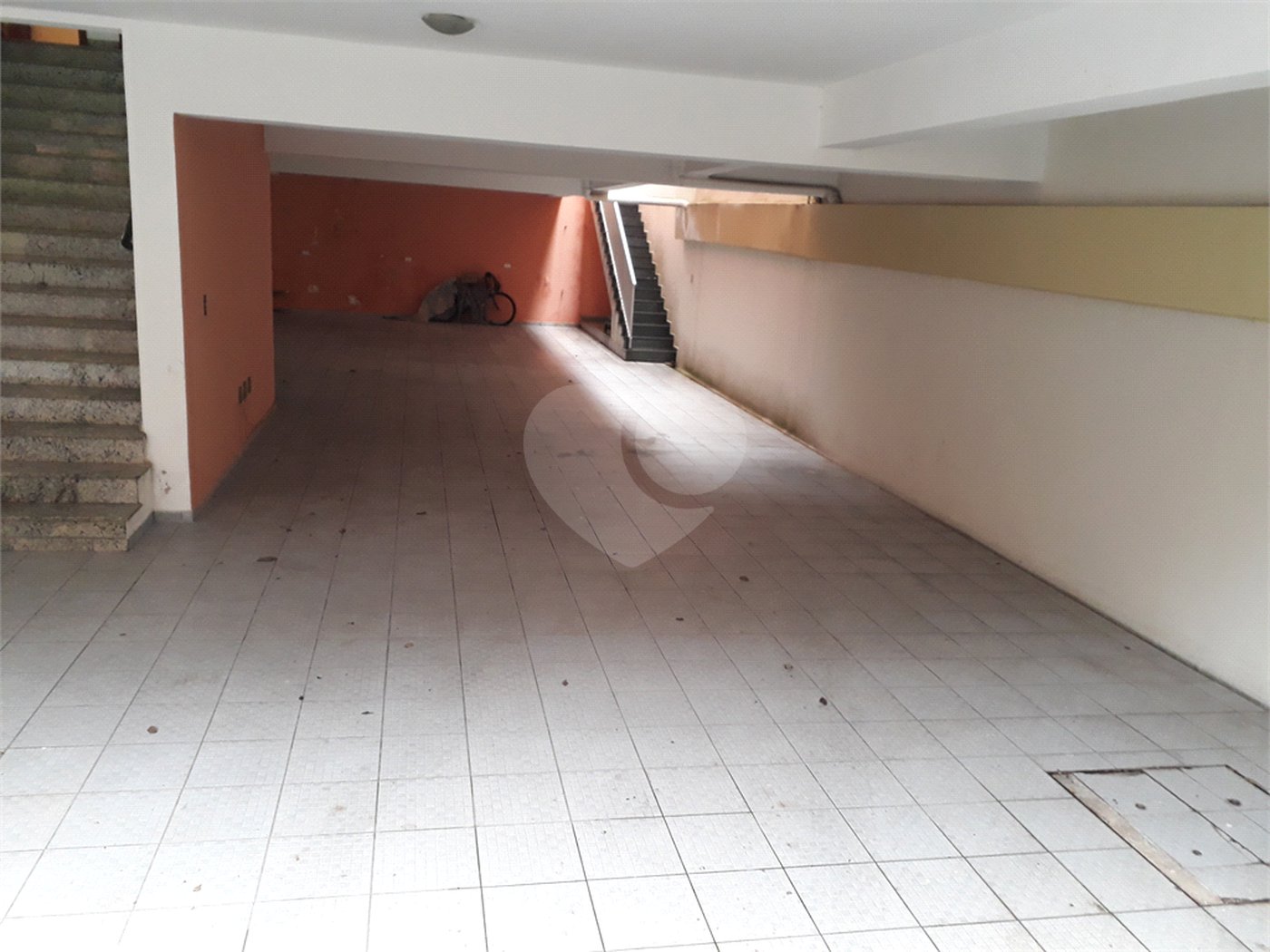 Mansão em condomínio, com 6 suites, e vagas para 15 autos....