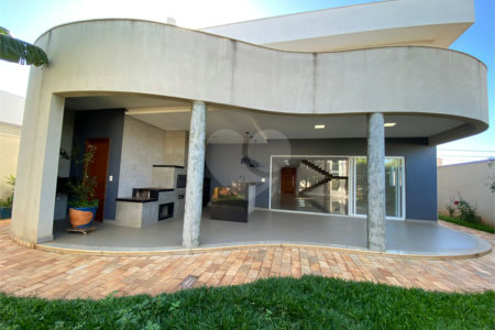 Casa com alto padrão de acabamento para venda no Condomínio Montreal.