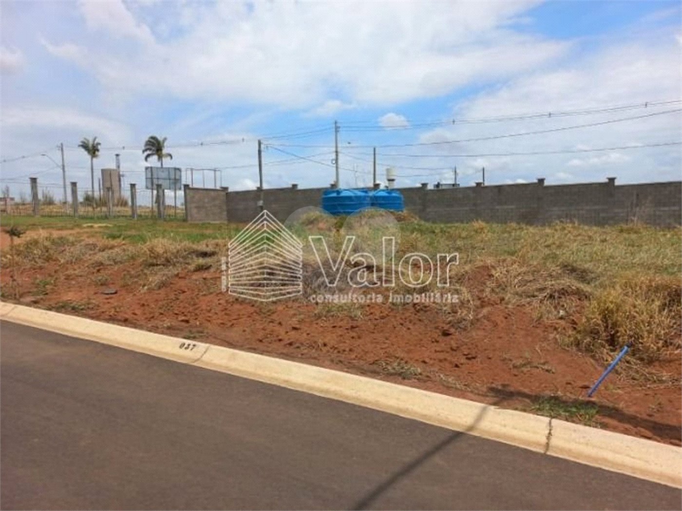 Terreno plano no Condomínio Villeneuve, com 250,00 m² de área total.