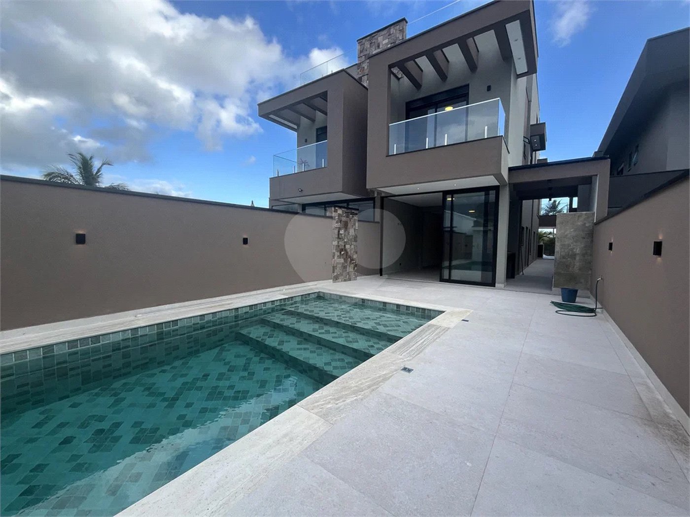 Casa à venda ou para alugar com 5 quartos, sendo 4 suítes,  em Morada da Praia, Bertioga, SP