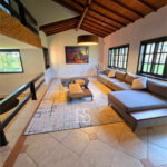 Indaiatuba- Vale das Laranjeiras - Vista dos fundos para o lago - Casa assobradada - 3 pisos, 4 quartos, 2 suítes, uma com hidro ,escritório, sala 3 ambientes, lareira, lavabo,cozinha ampla, despensa, lavanderia, churrasqueira, forno pizza, 6 wcs, piscina, jardim despensa, garagem, segurança