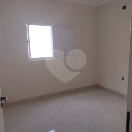 Casa Térrea com 3 dormitórios, sendo 1 suíte.