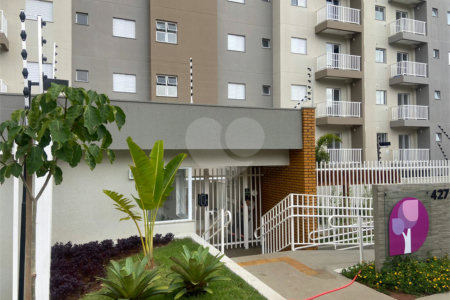 Apartamento no Condomínio Parque dos Jacarandás.